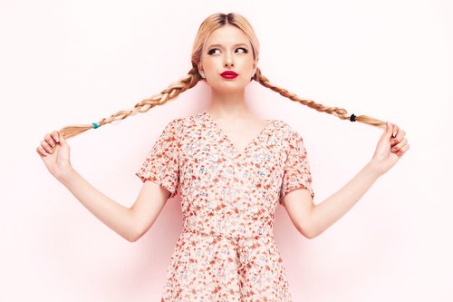 young-beautiful-smiling-female-trendy-summer-dress-sexy-carefree-blond-woman-posing-near-wall-studio-shocked-surprised-model-having-fun-cheerful-happy-sunglasses-isolated